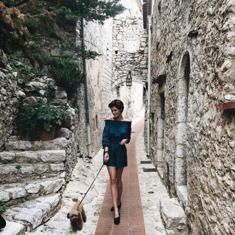 Ernesta Gulbja līgava, tumšmatainā modele Tamara Kopala jeb Tamara Kopalejšvili par sevi raksta, ka 2009. gadā no Maskavas pārcēlusies uz Manhatanu Ņujorkā