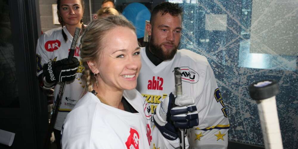 Labdarības vārdā hokejisti un Latvijas mūziķi krusto hokejnūjas