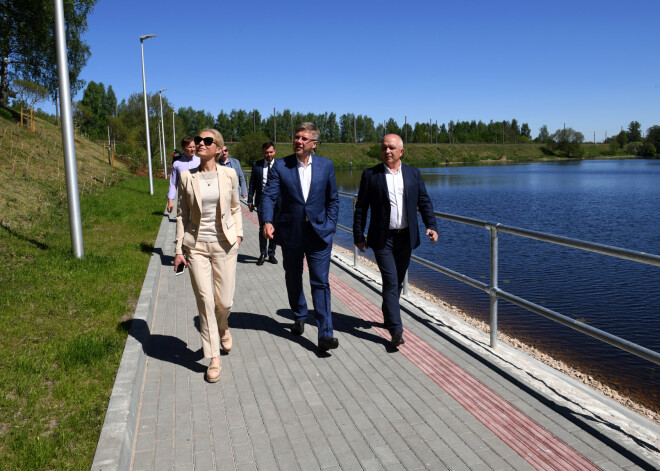 Atklāta rekonstruētā Juglas promenāde; uzstāda jaunus rotaļu laukumus