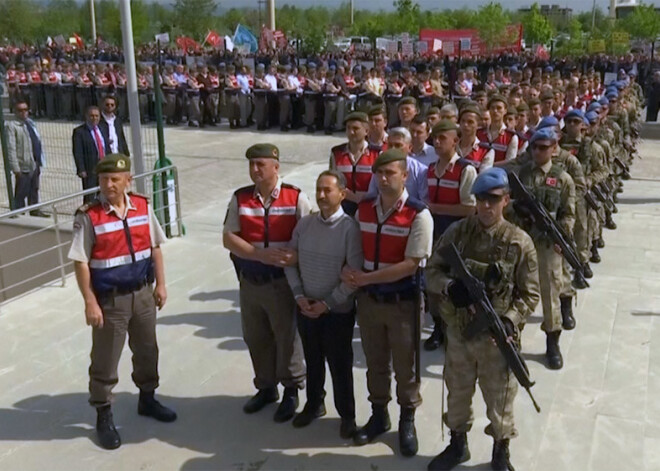 Turcijā sāk tiesāt ģenerāļus, kuri apsūdzēti neveiksmīgā apvērsuma organizēšanā