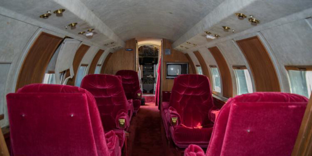 Unikāls ieskats Preslija lepnajā privātajā lidmašīnā, kas 30 gadus nīkusi "kapsētā". FOTO 