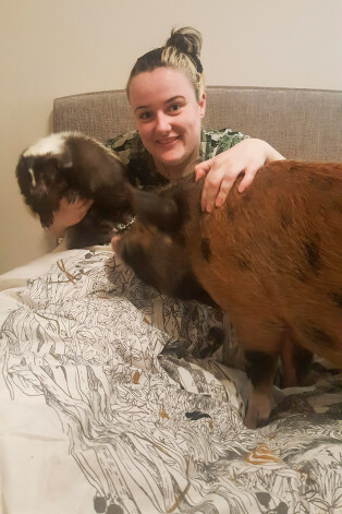 Джилл предупреждает, что любители экзотических животных должны обязательно быть осторожными, прежде чем покупать необычных домашних животных, таких как свиньи и скунсы. «Животные контролируют вашу жизнь...» — говорит она