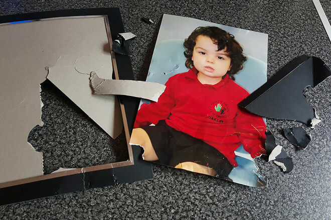 Недавно хулиган Руди испортил первую школьную фотографию Оукли