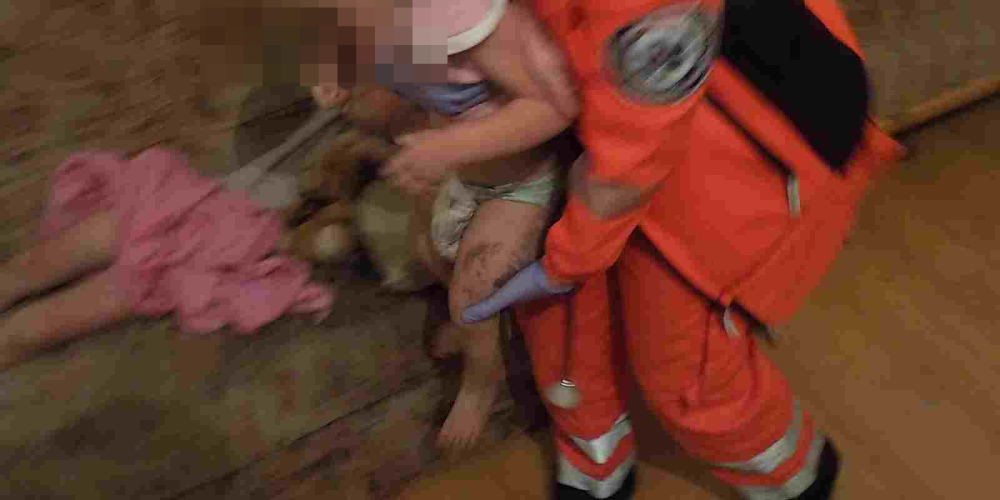 Policisti netīrā zaņķī Rīgā sastop iereibušu grūtnieci ar 4 maziem bērniem