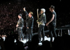 Leģendārā rokgrupa „U2” koncertā Pasadenā, ASV.