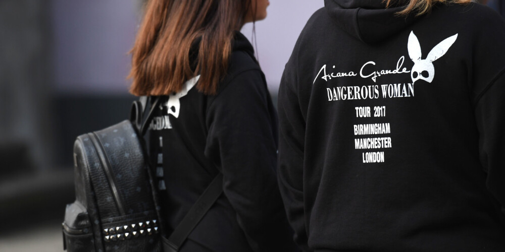 2017. gada 22. maijā plkst.22.35 (23. maija plkst.0.35 pēc Latvijas laika) pie Mančestras arēnas pēc slavenās amerikāņu popmūziķes Arianas Grandes koncerta notika eksplozija, kurā bojā gāja vismaz 22 cilvēki, kuru vidū arī vairāki bērni. Pati mūziķe šajā terora aktā necieta.