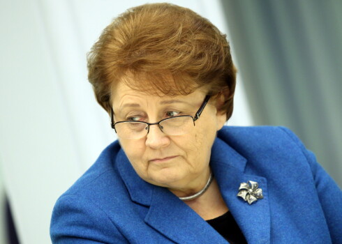 Saeimas deputāte Laimdota Straujuma savu nostāju pamatoja ar bažām, ka likuma grozījumi, iespējams, piemēroti konkrētai personai. 