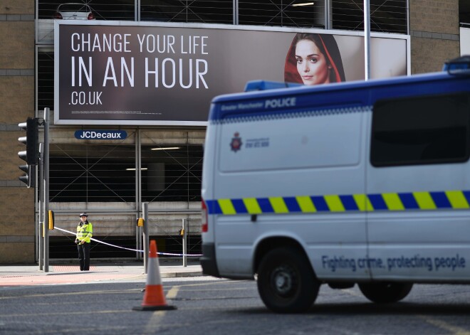 Bezpajumtnieks arēnā steidzis glābt cietušos: "Viņa aizgāja manās rokās..."