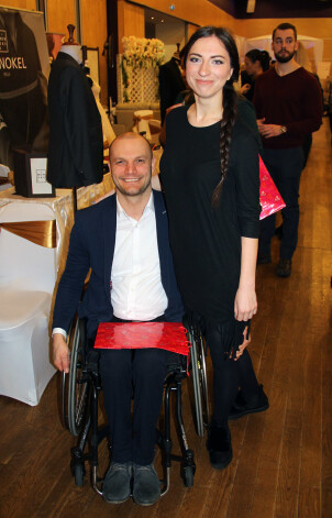 Mārtiņš Oliņš ar līgavu Rūtu Olšteini pirms pāris mēnešiem, raugot idejas kāzu rīkošanai īpašā tam veltītā izstādē.