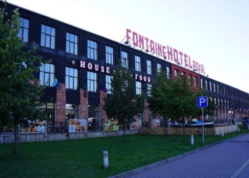 Mūziķim un uzņēmējam šobrīd neesot laika vadīt savu 5000 kvadrātmetru lielo viesnīcu.