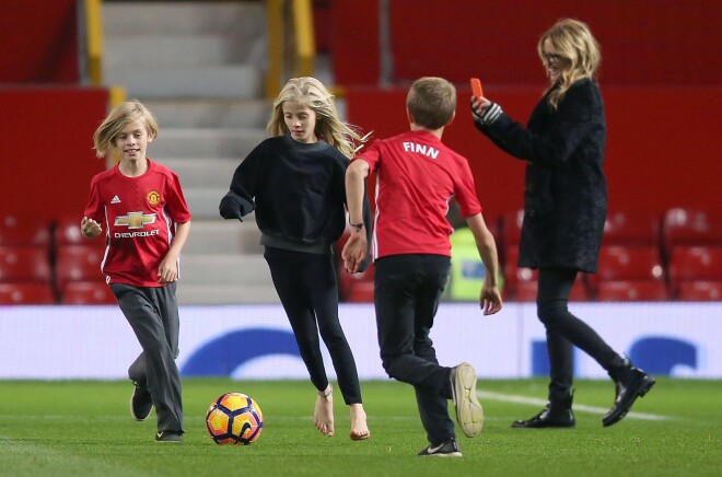 Džūlija Robertsa fotografē, kā bērni – Fins, Heizela un Henrijs – spēlē futbolu.