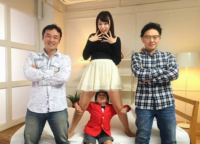 24-летний мужчина выглядит как ребенок.