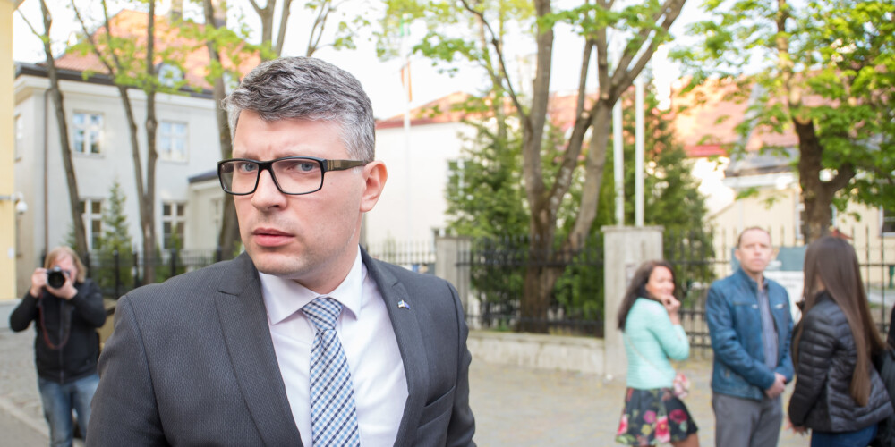 Igaunijas valsts pārvaldes ministrs atkāpjas no amata NATO veltītu komentāru dēļ