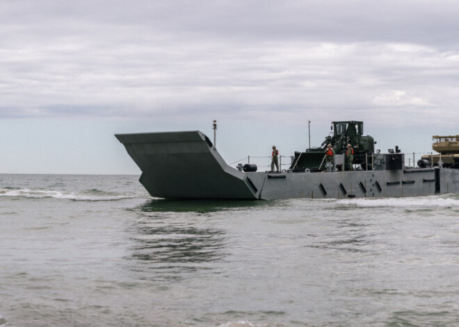 Ventspils pludmalē ASV jūras kājnieki izkrāvuši karatehniku. NBS informē, ka ASV jūras kājnieki un tehnika ierodas uz jūnijā paredzētajām starptautiskajām mācībām "Saber Strike". Tehnikas, tostarp tanku izkraušana notiek pludmalē Vārves pagastā tikai pāris kilometru no Ventspils. Tehnikas izkraušana paralēli notiek arī Ventspils ostā. Kopumā Ventspils novadā ieradušies vairāk nekā 400 ASV Jūras kājnieki, kuri drīzumā dosies uz Ādažu bāzi.