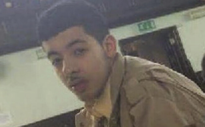 Salmans Abedi uzspridzinājās pie Mančestras arēnas foajē un nogalināja 22 Arianas Grandes koncerta apmeklētājus, tostarp arī bērnus.