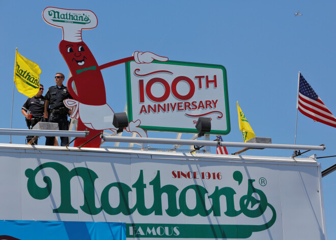 Latvijā ienāk slavenā hotdogu ķēde "Nathan’s Famous", kura rīko arī ātrēšanas sacensības