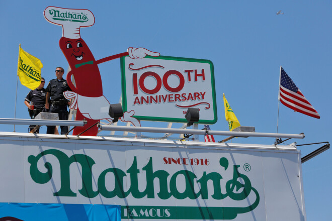 "Nathan's Famous" ir viena no pazīstamākajām ātrās ēdināšanas ķēdēm. 