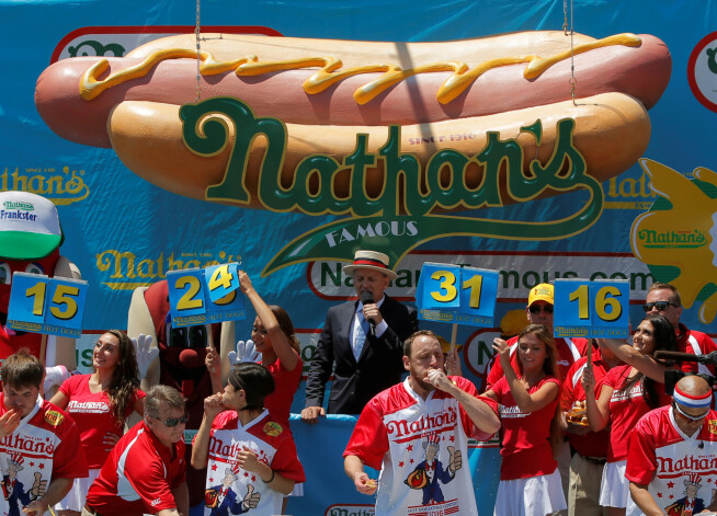 "Nathan's Famous" ir slaveni arī ar hotdogu ātrēšanas sacensību rīkošanu. 