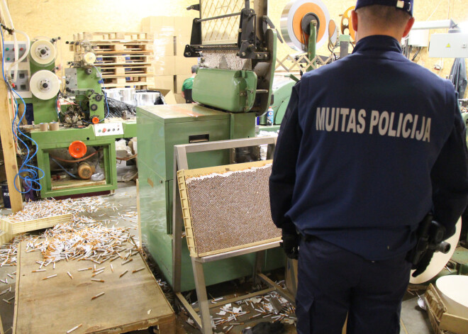 Babītē atklāj nelegālu cigarešu fabriku. Baltijā kas tāds fiksēts pirmo reizi