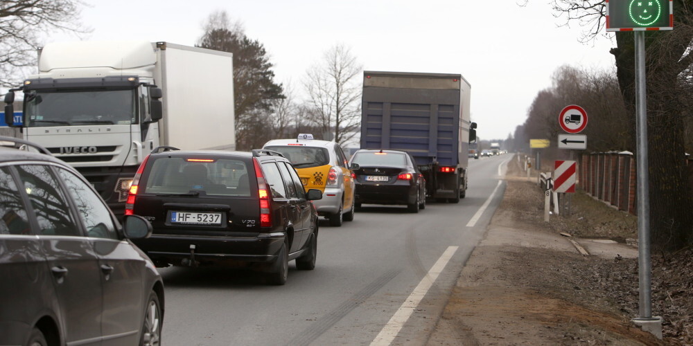 Valsts akciju sabiedrība „Latvijas Valsts ceļi” pārvalda valsts autoceļu tīklu, administrē tam piešķirto finansējumu, plāno un vada valsts autoceļu tīkla uzturēšanu un attīstību, organizē valsts pasūtījumu valsts autoceļu tīklā veicamajiem darbiem un pakalpojumiem, pasūta un vada valsts autoceļu tīkla standartu un tehnisko noteikumu projektu izstrādi, uztur un pilnveido valsts un pašvaldību autoceļu sarakstu, kā arī pārrauga pašvaldību autoceļu tīklu.