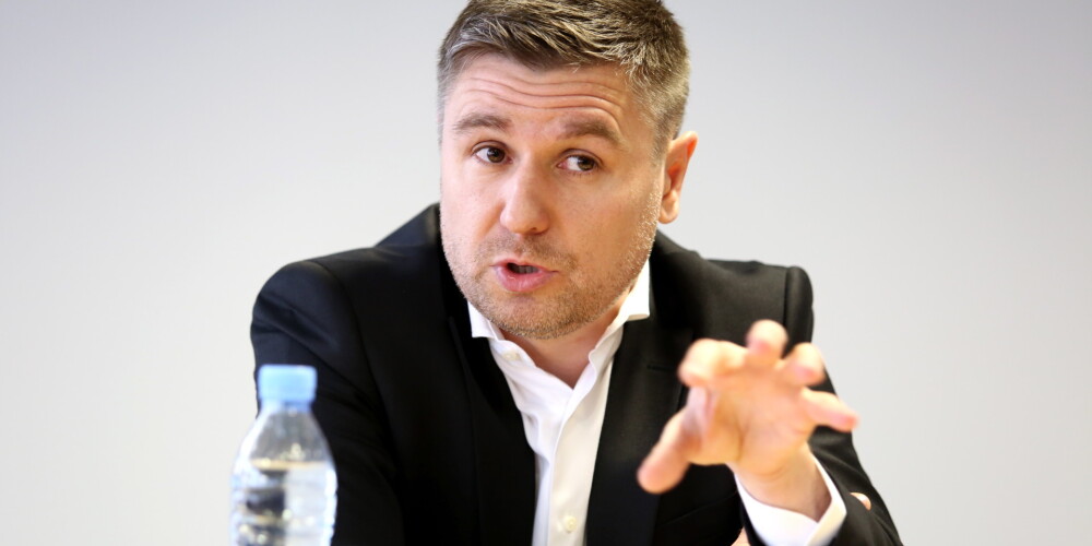 Marians Pahars (dzimis 1976. gada 5. augustā Černobajā, Ukrainā) ir bijušais Latvijas futbolists, šobrīd futbola treneris. Pahars vairākas sezonas bija Latvijas izlases un Anglijas Premjerlīgas kluba "Southampton" F.C. uzbrukuma līderis. Latvijas izlasē Pahars aizvadījis 75 spēles un guvis 15 vārtus, kopā ar izlasi piedalījies 2004. gada Eiropas čempionātā. Karjeras beigu daļā Paharu nomocīja savainojumi, kas viņam neļāva pilnībā realizēt savu potenciālu. Pahars trīs reizes (no 1999. līdz 2001. gadam) atzīts par Latvijas gada labāko futbolistu. Pēc spēlētāja karjeras beigām pievērsies trenera darbam. Trenējis Rīgas "Skonto", no 2013. gada jūlija līdz 2017. gada martam bija Latvijas futbola izlases galvenais treneris. Marians Pahars ir dzimis Ukrainā, taču jau kopš agras bērnības dzīvojis Latvijā. Viņa māte ir lietuviete, tēvs — ukrainis.