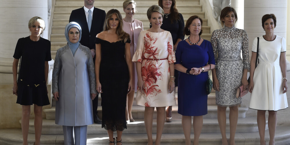 Фото дня: муж премьера Люксембурга позирует с женами лидеров НАТО