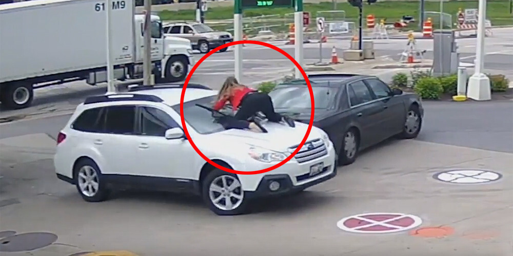 Drosmīga sieviete uzlec uz sava auto, lai apturētu zagli