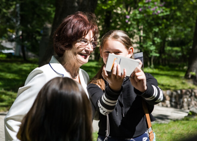 Lai arī TV seriāls „UgunsGrēks” ir noslēdzies, bērni ieraugot aktrisi Olgu Dreģi, parasti sauc viņu seriāla tēla vārdā – par Āboliņu.