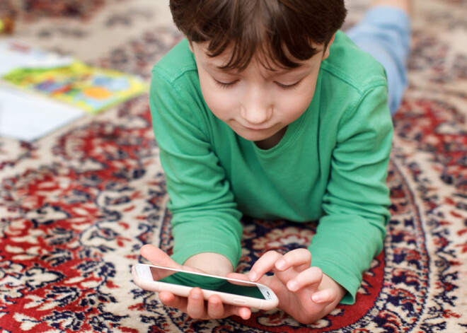 Tavam bērnam - atkarība no viedtelefona. Kādas pazīmes par to liecina?