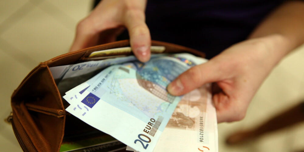 Ticība labajam ir atjaunota! Pensionārs Liepājā atgūst bankomātā aizmirsto naudu