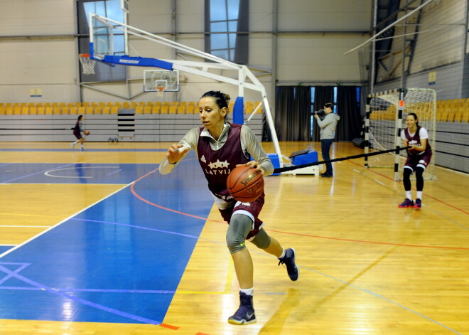 Latvijas izlases basketbolistes pārbaudes spēlē mača izskaņā zaudē Eiropas čempionei Serbijai