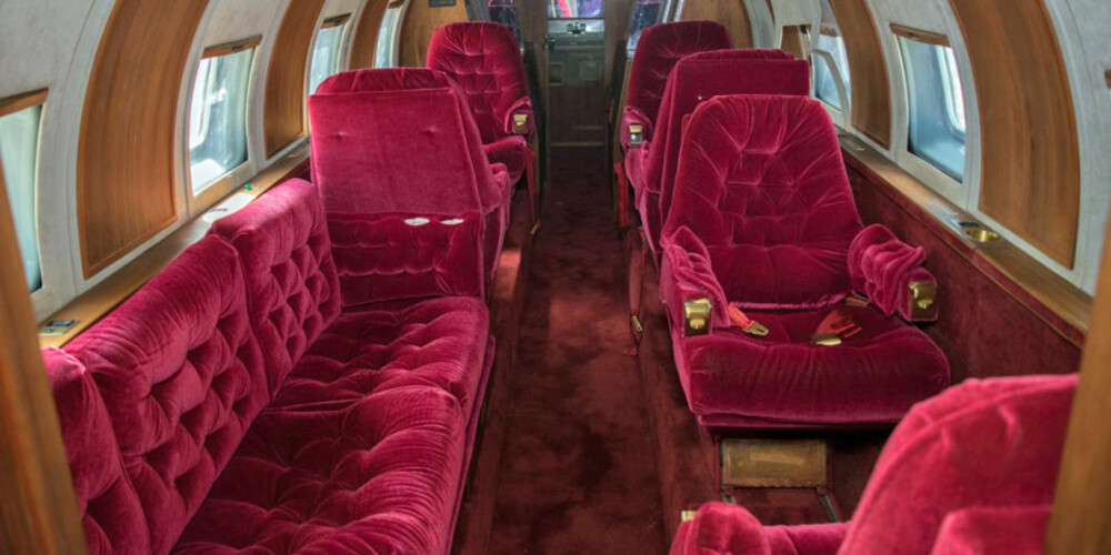 Samta sēdekļi un zeltā krāsotas detaļas - par 430 000 dolāru izsolīta Elvisa Preslija lidmašīna