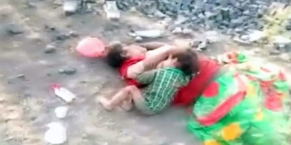 Zēns Indijā mēģina zīst mirušās mātes krūti
