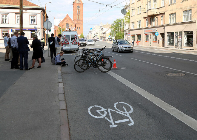 Velojoslu izveidi Brīvības ielā izvērtēs pēc pilsētas centra apbraucamā loka izveides