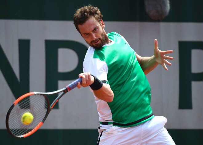 Ernests Gulbis spēkojas ar planētas astoto raketi Marinu Čiliču no Horvātijas.