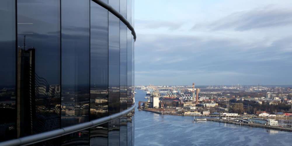 Swedbank ir banku grupa, kas darbojas galvenokārt Zviedrijā un Baltijas valstīs. Swedbank par saviem pirmsākumiem uzskata 1820. gadu, kad Zviedrijā tika izveidota pirmā krājbanka. 1992. gadā vairākas Zviedrijas krājbankas apvienojās, izveidojot banku Sparbanken Sverige. 1997. gadā tā apvienojās ar citu Zviedrijas banku Föreningsbanken, kļūstot par FöreningsSparbanken.