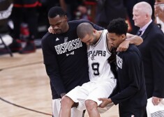 Tonijs Pārkers pēc savainojuma gūšanas nespēja pats saviem spēkiem atstāt laukumu.