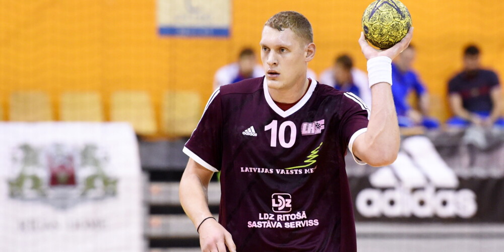 Dainis Krištopāns (dzimis 1990. gada 27. septembrī Ludzā) ir latviešu rokasbumbas spēlētājs. Ar augumu 215 cm Dainis Krištopāns ir viens no garākajiem rokasbumbas spēlētājiem pasaulē. 2015. gada Pasaules čempionāta kvalifikācijā kļuva par rezultatīvāko Latvijas izlases spēlētāju ar 33 vārtiem sešās spēlēs.