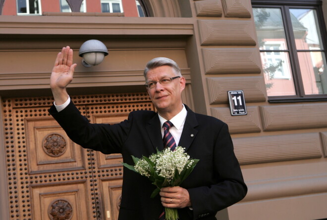 Valsts prezidents Valdis Zatlers 2011. gada 2. jūnijā atstāj Saeimas namu pēc prezidenta vēlēšanu rezultātu paziņošanas.