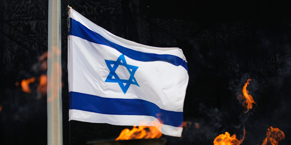 Izraēla, oficiāli Izraēlas Valsts, ir valsts, kura atrodas Tuvajos Austrumos, Vidusjūras austrumu piekrastē. Robežojas ar Libānu ziemeļos, Sīriju ziemeļaustrumos, Jordāniju austrumos un Ēģipti dienvidrietumos. Valsts galvaspilsēta ir Jeruzaleme, taču Izraēlas valdīšana pār to nav viennozīmīgi starptautiski atzīta, tādēļ visu valstu vēstniecības, kurām ir diplomātiskās attiecības ar Izraēlu, atrodas ārpus galvaspilsētas. Izraēla ir parlamentāra, demokrātiska republika ar vispārēju vēlēšanas sistēmu. 120 vēlētu pārstāvju liels parlaments — Knesets.