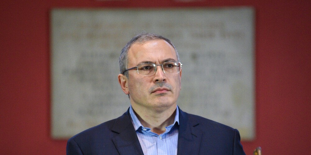Mihails Hodorkovskis dzimis 1963. gada 26. jūnijā) ir Krievijas uzņēmējs, oligarhs. 2003. gada oktobrī M. Hodorkovskis tika arestēts par krāpšanu un nodokļu nemaksāšanu (kopā ar citu Jukos akcionāru Platonu Ļebedevu). 2005. gadā viņam piesprieda deviņu gadu cietumsodu, ko apelācijas kārtībā samazināja par gadu un Hodorkovski nosūtīja uz soda izciešanas vietu Sibīrijā. 2010. gadā notika otrs tiesas process, kurā Hodorkovski un Ļebedevu atzina par vainīgiem naudas atmazgāšanā un notiesāja uz vēl 13 gadiem ieslodzījumā, soda izciešanu skaitot no apcietināšanas brīža 2003. gadā. 2013. gada decembrī Krievijas prezidents Vladimirs Putins viņu apžēloja, un Hodorkovskis tika atbrīvots no cietuma. Vēlāk kopā ar ģimeni apmeties uz dzīvi Šveicē.