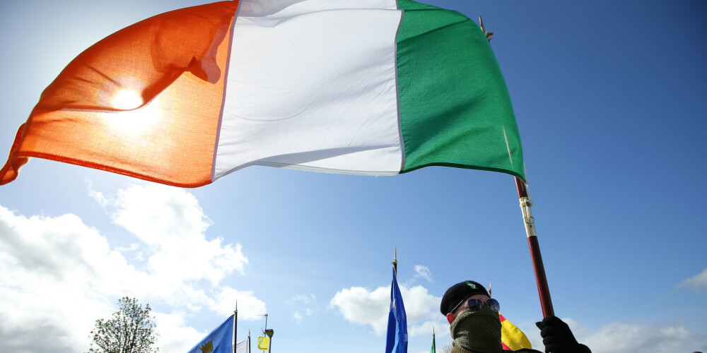 Īrija, dažkārt aprakstoši dēvēta arī kā Īrijas Republika, ir valsts Eiropas ziemeļrietumos. Tā ir salu valsts, kuras arhipelāgā iekļaujas piecas sestdaļas no Īrijas salas, kā arī daudzas citas nelielas salas. Tās vienīgā sauszemes robeža ir ar Ziemeļīriju jeb Apvienotās Karalistes daļu ziemeļos