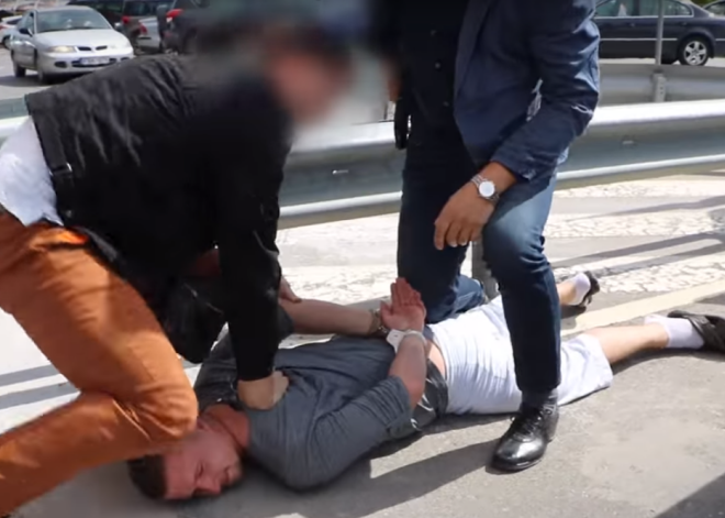 Lietuvas policisti spraigā video parāda, kā ielaužas prostitūtas istabā