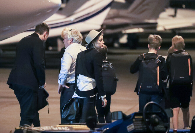 Ambera Sidnejas lidostā kopā ar mīļoto un viņa bērniem.