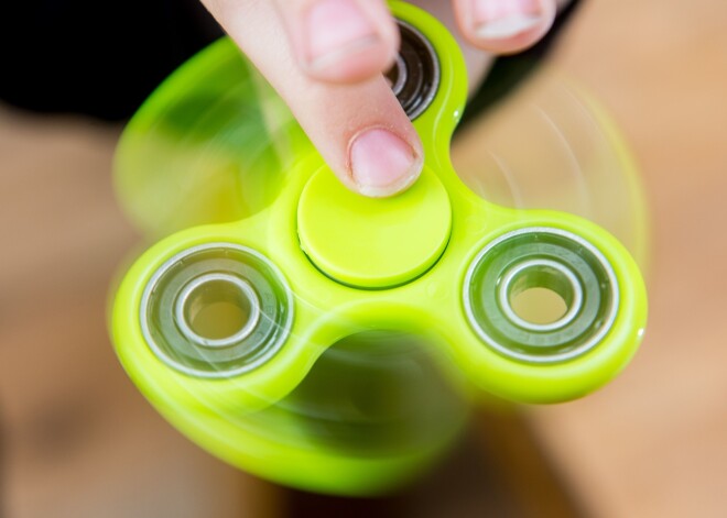 Jauniešu vidū milzīgu popularitāti gūst pirkstu vingrinātājs "Fidget Spinner". Ierīce mazina emocionālo spriedzi, uzlabo koncentrēšanās spējas, atslogo pārpūlētus pirkstus, noņem stresu un trauksmi.