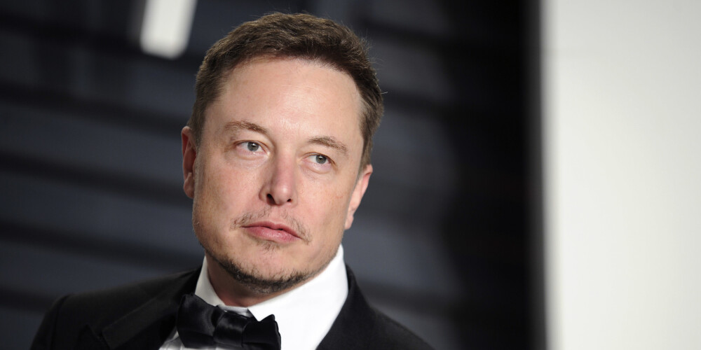 Īlons Masks (dzimis 1971. gada 28. jūnijā) ir Dienvidāfrikas izcelsmes ASV uzņēmējs. Viņš ir plašāk zināms kā SpaceX dibinātājs un Tesla Motors un PayPal (sākotnēji X.com) līdzdibinātājs. SpaceX viņš ir uzņēmuma izpilddirektors un galvenais projektētājs, bet Tesla Motors viņš ir valdes priekšsēdētājs, izpilddirektors un produktu arhitekts. Masks ir arī SolarCity valdes priekšsēdētājs un OpenAI līdzpriekšsēdētājs.