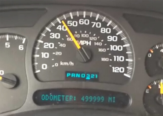 Lūk, kā jāatzīmē brīdis, kad automobiļa odometrs sasniedz ievērojamu rādījumu