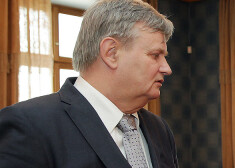 Alūksnes novada mērs Arturs Dukulis īsi pirms vēlēšanām slepus no kolēģiem uz diviem gadiem pagarināja SIA "Alūksnes nami" vadītāja Armanda Musta pilnvaras, lai, pēc visa spriežot, par to nebūtu jālemj jaunajam domes sasaukumam.