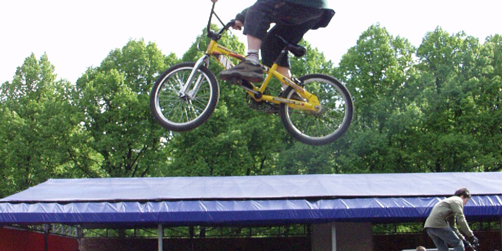 Grīziņkalns ir Rīgas pilsētas apkaime Latgales priekšpilsētā. Grīziņkalna apkaime atrodas tuvu Rīgas pilsētas centram, Daugavas labā krasta dzelzceļa loka A daļā (administratīvi apkaimes Z daļa līdz Aleksandra Čaka ielai atrodas Rīgas pilsētas Centra rajonā, bet D daļa — Rīgas pilsētas Latgales priekšpilsētā). Tā robežojas ar Brasas, Teikas, Purvciema, Avotu ielas un Centra apkaimēm. Grīziņkalna apkaimes robežas ir Artilērijas iela, Krāsotāju iela, Lienes iela, Augusta Deglava iela, dzelzceļš, Brīvības iela, Tallinas iela un Aleksandra Čaka iela.