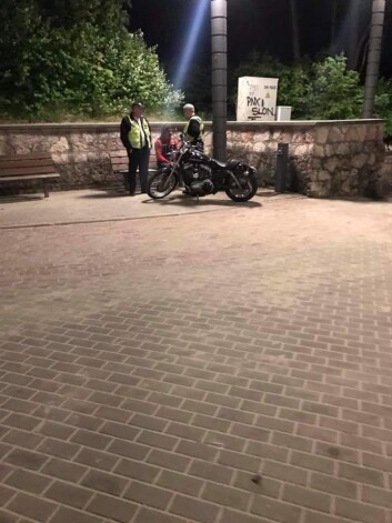 Policisti veic pārrunas ar apturēto motociklistu. Aculiecinieks apgalvo, ka pirms tam, nereaģējot uz policistu rīkojumu apstāties, vadītājs esot pat uzbraucis kādam no pašvaldības policistiem. Valsts policija, komentējot incidentu, šādu faktu neapstiprina.